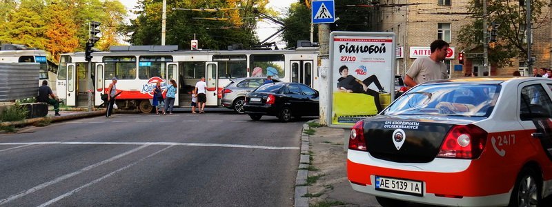 На проспекте Яворницкого Porsche Cayenne врезался в трамвай № 1