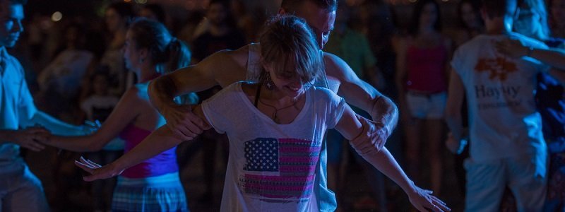 Двигай телом: как жители Днепра танцевали на Фестивальном причале