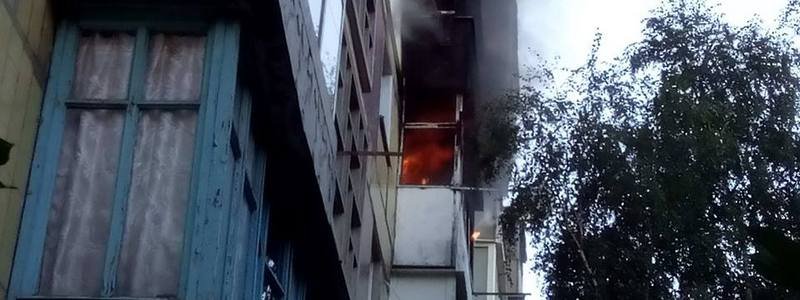 Из-за пожара на Янгеля из квартиры падали стекла и валил дым
