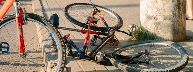 В Днепре велосипедистка попала под колеса грузовика