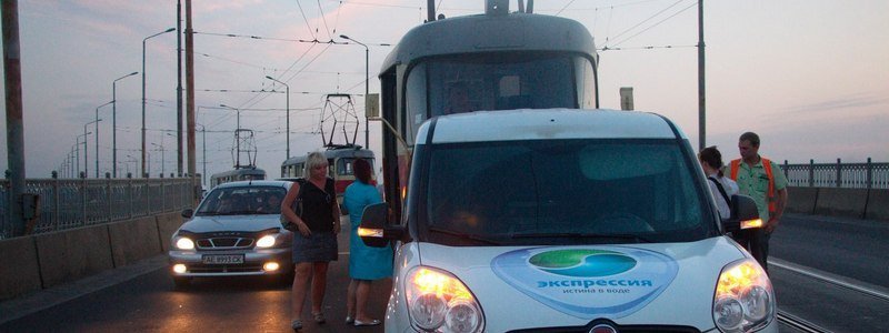 На Амурском мосту трамвай въехал в Fiat: образовалась пробка