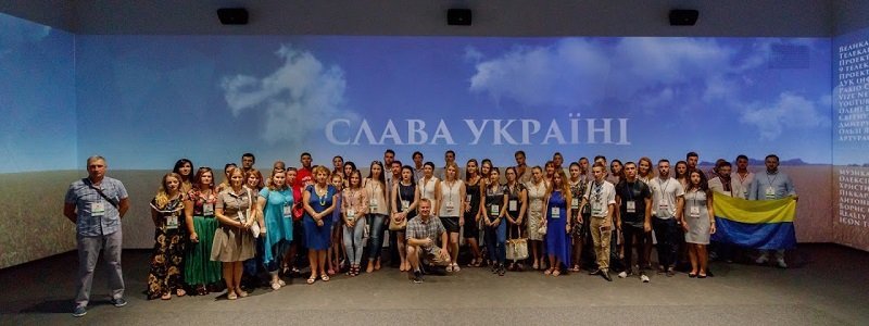 Украинские песни на пароходе и слезы в музее АТО: как прошел первый день участников Форума украинской молодежи диаспоры