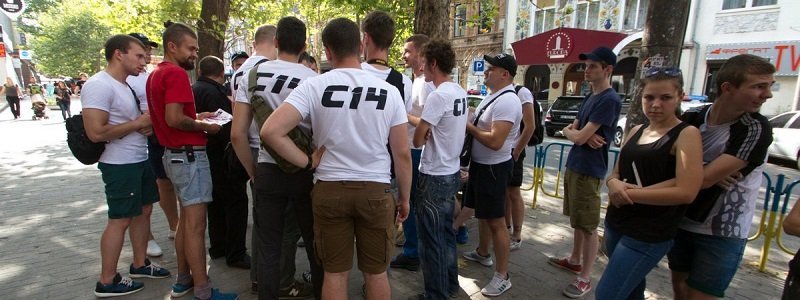 В центре Днепра активистов хотели задержать полицейские из-за расклеенных листовок