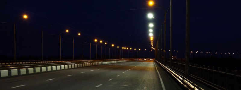 Огни большого города: на Кайдакском мосту появились экономные фонари