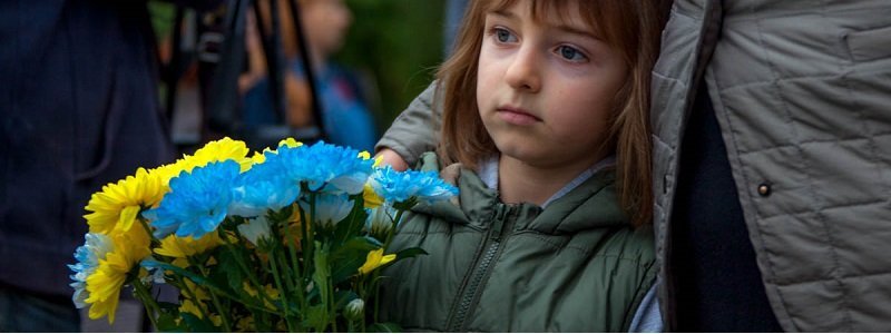 Возле облгосадминистрации почтили память погибших в Иловайском котле