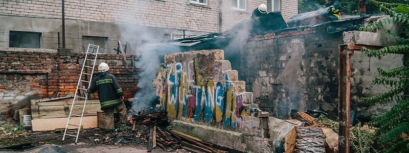 Пожар на Яворницкого: загорелись пристройка и гараж