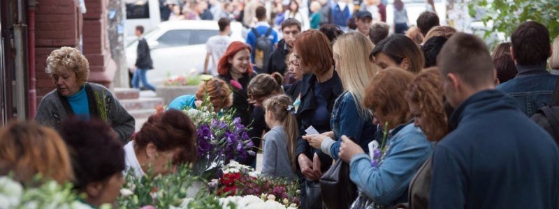 Цветочная лихорадка: жители Днепра массово покупают цветы к 1 сентября