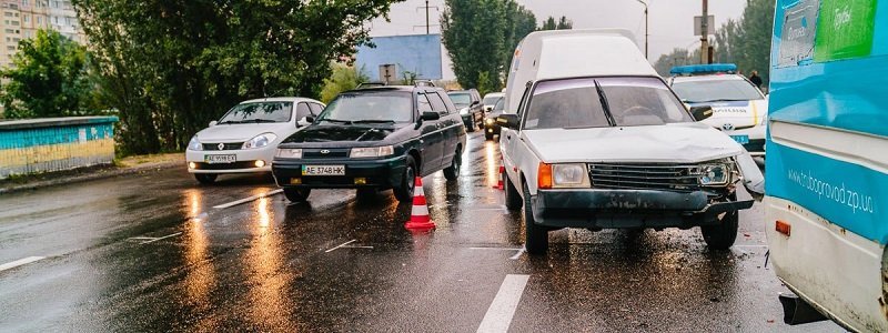ДТП на Донецком шоссе: Таврия врезалась сразу в два автомобиля