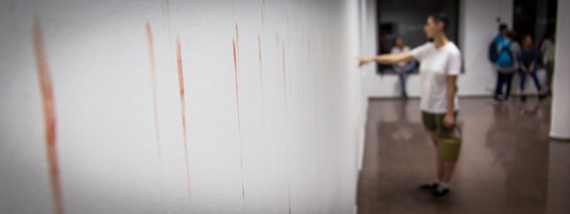 Пометки кровью и самозашивание в кокон: в центре Днепра показали перформансы