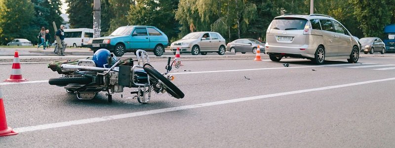ДТП на 12 квартале: мотоциклист въехал в автомобиль Mazda