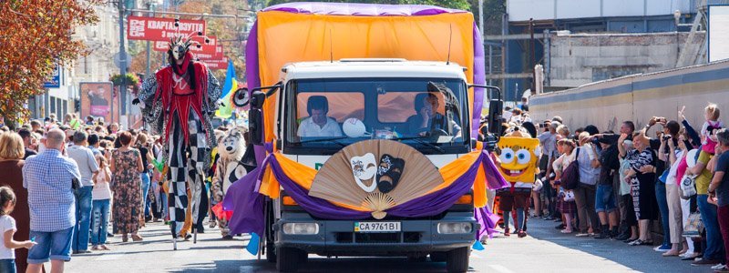 Герои мультфильмов, мимы и танцоры: в Днепре состоялось масштабное карнавальное шествие