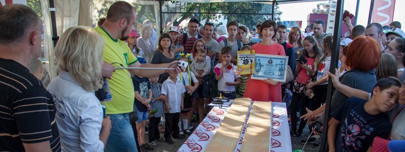 Самая длинная чипса и самая большая коробка конфет: в День города в Днепре установили четыре новых рекорда Украины