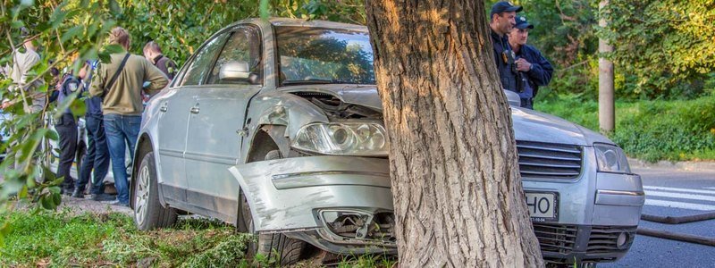 В Днепре гонки с полицией закончились аварией: Wolksvagen врезался в дерево