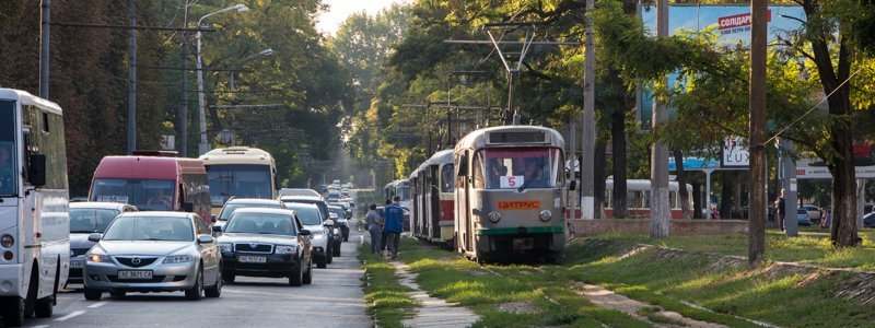 На Пушкина трамвай сошел с рельс: образовалась пробка