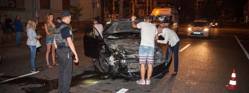 ДТП на Владимира Великого: пассажиры разбитого авто напали на журналистов