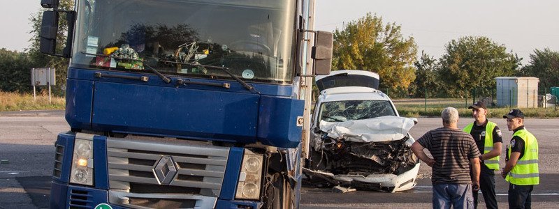 ДТП на Криворожском шоссе: Volkswagen врезался в грузовик