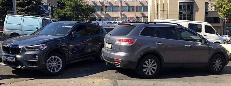 На проспекте Поля возле ресторана "Премьер" столкнулись BMW и Mazda: есть пострадавший