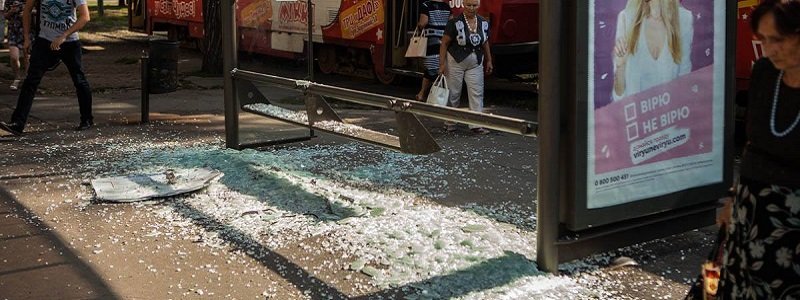 В центре Днепра вандалы разгромили трамвайную остановку