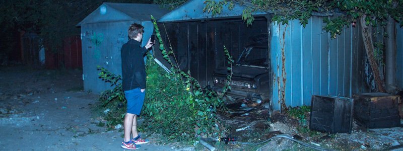 На Запорожском шоссе в гараже горел автомобиль ВАЗ-2106