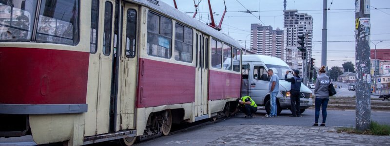 На проспекте Яворницкого столкнулись трамвай №12 и маршрутка