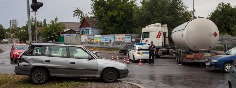 ДТП на Донецком шоссе: бензовоз перекрыл две полосы движения