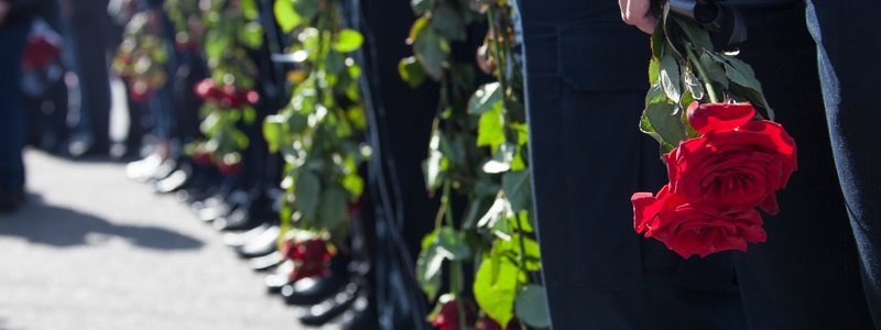 Цветы, слезы и Минута молчания: в Днепре установили памятник погибшим полицейским
