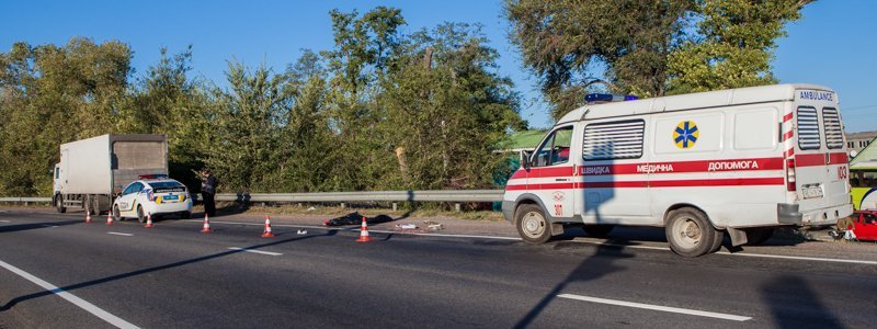 На Донецком шоссе фура насмерть сбила женщину