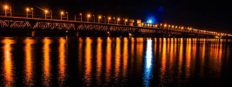 Мистика и тысячи огней: как выглядят мосты Днепра ночью