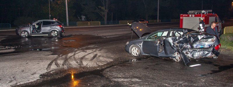 На Слобожанском Hyundai превратил зад Nissan в груду металлолома: пострадали несколько человек