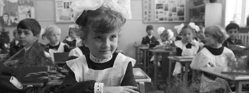 Про улюблених учителів, смішні моменти та коронні фразочки педагогів: працівники  ДніпроОДА розповіли про шкільні роки