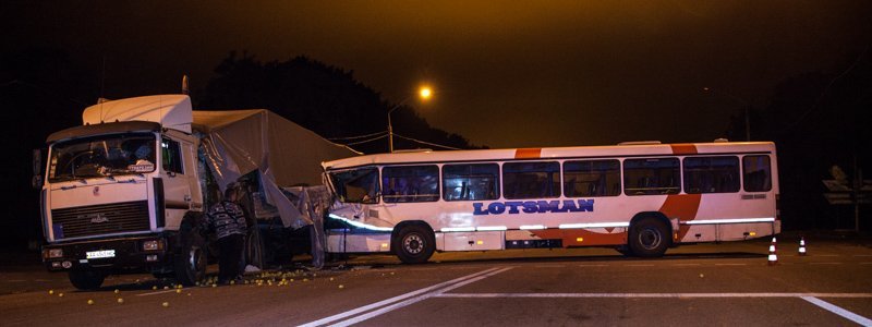 На Запорожском шоссе автобус Lotsman въехал в фуру с яблоками: есть пострадавший
