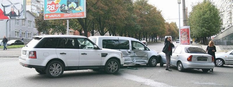 На проспекте Александра Поля столкнулись три машины