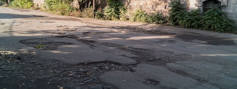 Разбитые дороги на левом берегу Днепра: куда делся асфальт и когда будет ремонт