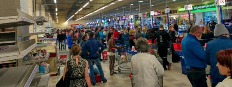 Истерия в Караване: люди вывозят продукты из супермаркета сразу на нескольких тележках
