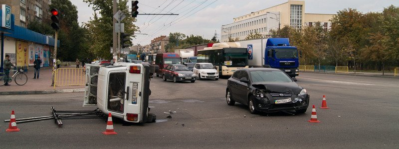 Авария на Слобожанском проспекте: возле АТБ перевернулся ВАЗ