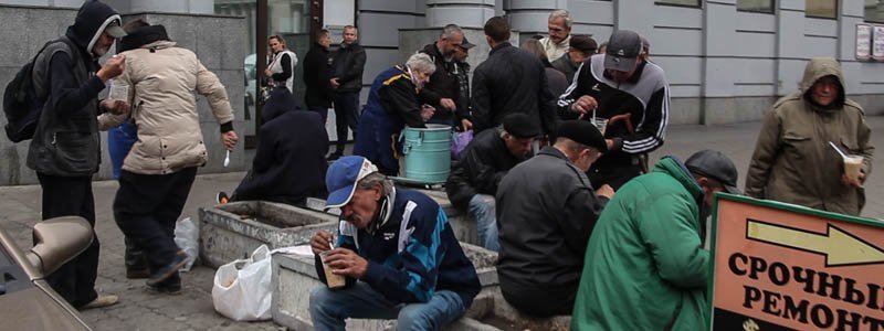 Шанс на исправление и бесплатная еда: как помогают бездомным на Привокзальной площади