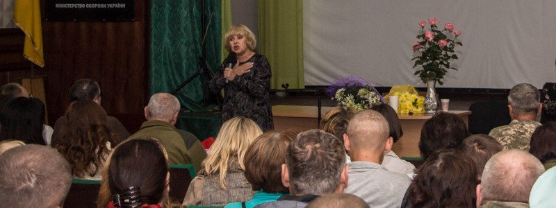 В Днепре Ада Роговцева встретилась с военными: подробности