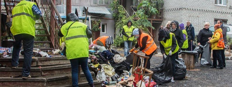 5 лет вони и антисанитарии: как в Днепре выгребали мусорные завалы из квартиры