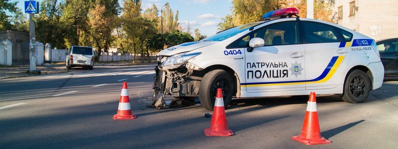 На Петра Калнышевского полицейский Prius въехал в Mercedes Vito: пострадал водитель