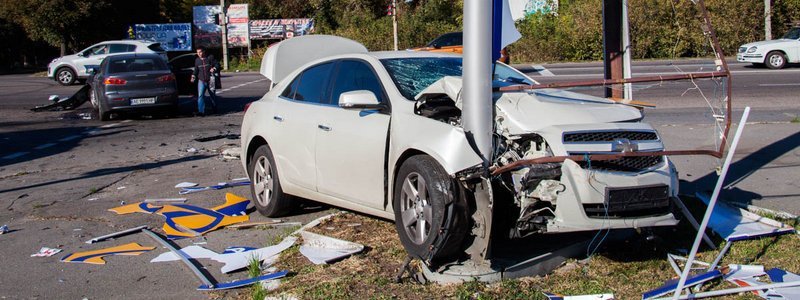 На Запорожском шоссе столкнулись Chevrolet и Mitsubishi: пострадал 32-летний мужчина