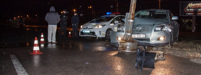 На Запорожском шоссе пьяный водитель на украденной Toyota врезался в светофор