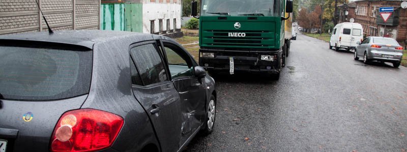 В Днепре на перекрестке Орловской и Камчатской грузовик врезался в Toyota