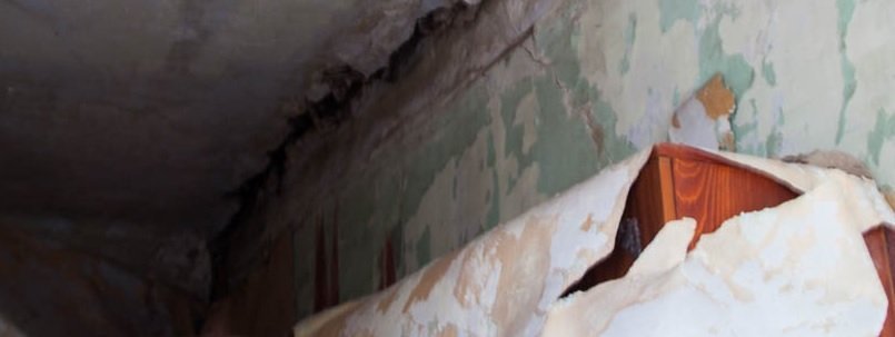 Перекошенные окна и сквозные дырки в потолке: в Днепре на Канатной разрушается дом