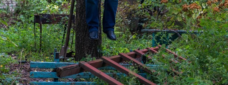 Самоубийство на Севастопольской: 35-летний мужчина повесился в саду