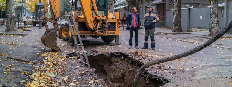 Вскрытый асфальт и траншеи: в центре Днепра перекрыли дорогу