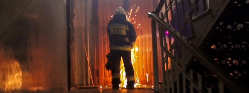 Пожар на Сечевых Стрельцов: дверь в квартиру вырезали болгаркой