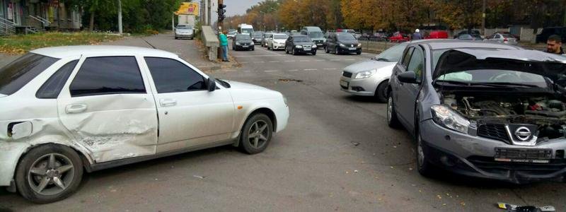 ДТП на Богдана Хмельницкого: столкнулись Nissan и Lada