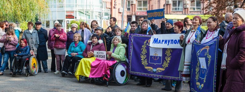 В центре Днепра люди с инвалидностью провели патриотичный флешмоб