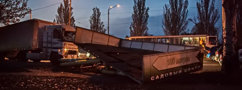 ДТП на Донецком шоссе: фура Renault снесла остановку