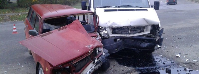В Приднепровске микроавтобус Vokswagen въехал в ВАЗ: пострадал мужчина